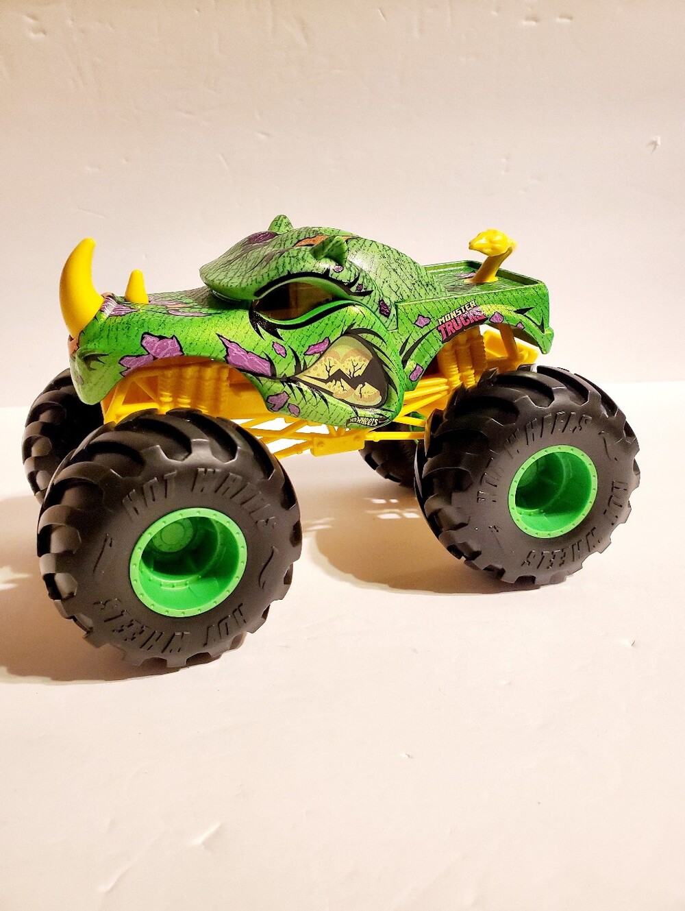 Hot Wheels Monster Trucks 1:24 Scale Rhinomite Green Die-Cast Mattel Toy Truck